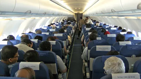 Scene dramatice la bordul unui avion care decolase din România: ce s-a întâmplat după ce un pasager a încercat să SPARGĂ ușa piloților