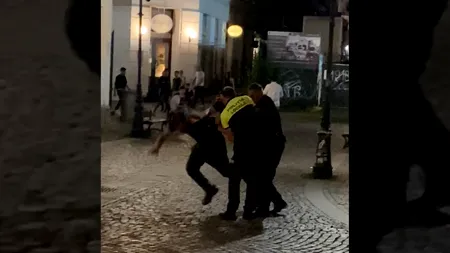 EXCLUSIV | Scene comice cu patru polițiști locali care încătușează un bărbat, în Centrul Vechi. Agenții au căzut unii peste alții!