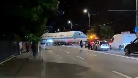 Imagini inedite surprinse pe o stradă din Cluj. Un avion și-a făcut apariția printre mașini și a blocat traficul. Ce s-a întâmplat