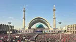 🚨 A doua zi de doliu în Iran: mii de oameni se roagă la sicriul lui Ali Khamenei. Delegații din peste 70 de țări participă la funeralii