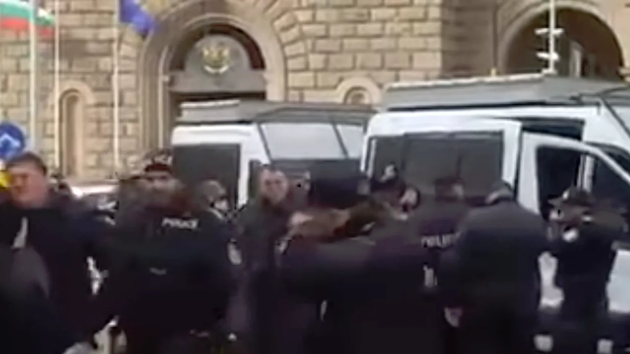 VIDEO - De râsu'' plânsu''. Mai mulți polițiști bulgari s-au INTOXICAT cu gazele lacrimogene destinate protestatarilor