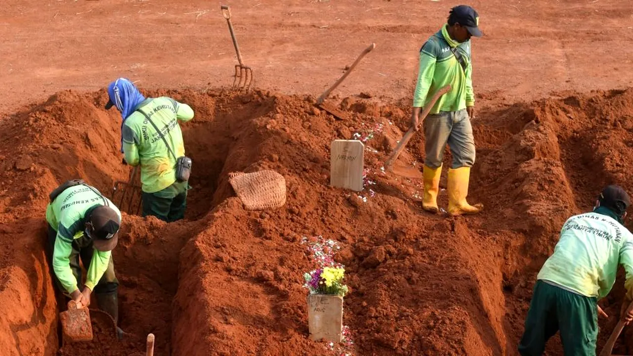 Localnicii sunt obligați să sape morminte pentru decedații Covid-19, după ce sunt prinși fără mască