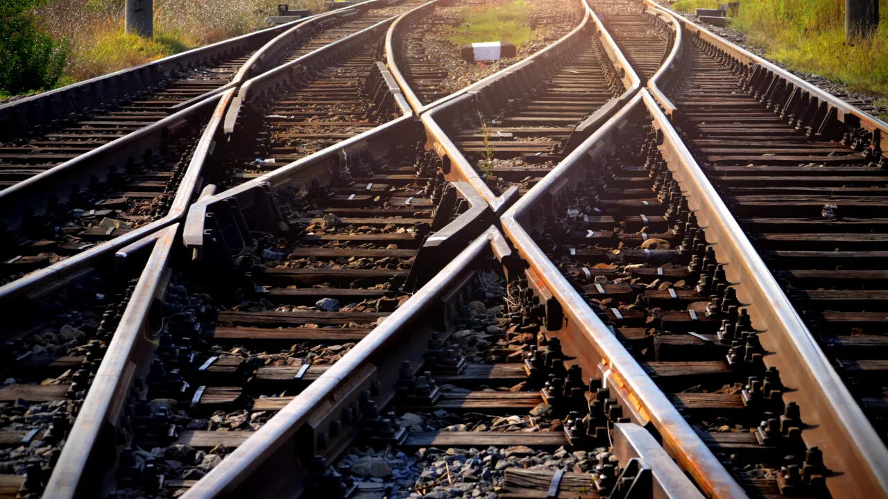 Un tânăr român a vrut să SINUCIDĂ, aruncându-se în fața trenului, în Italia