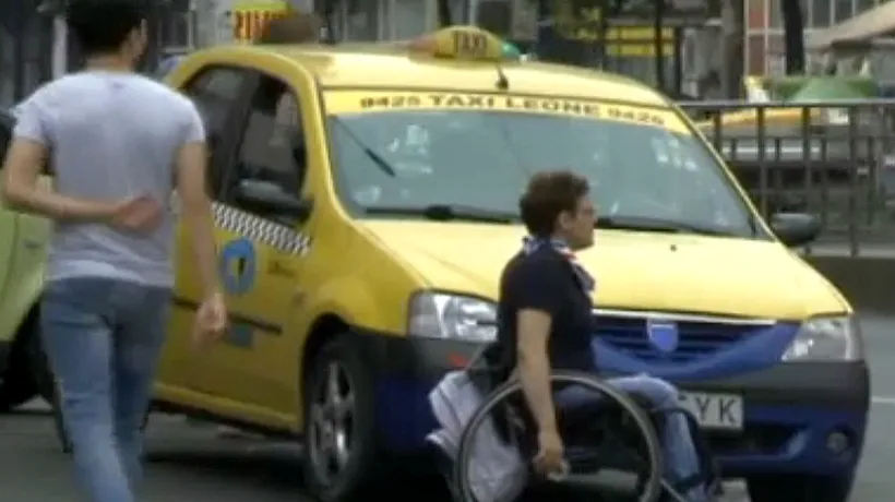 O femeie în scaun cu rotile, scuipată de taximetristul care a refuzat să o ia în mașină