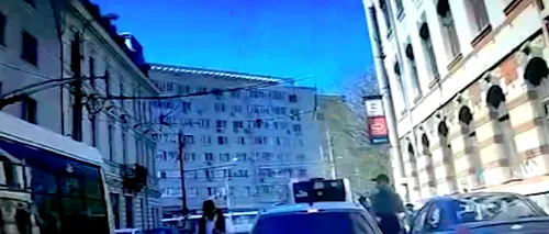 VIDEO cu trei hoți care au urmărit un bătrân după ce a scos bani de la bancă, i-au furat 2.000 de lei și au fugit din țară. Ce s-a întâmplat când au decis să revină în România