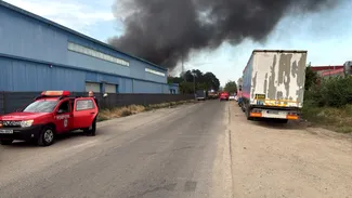 INCENDIU de proporții în sectorul 6 al Capitalei. Intervenție în forță pentru stingerea flăcărilor de la un depozit