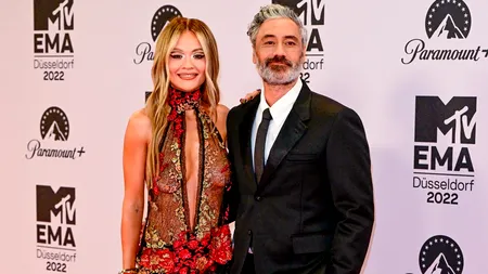 Rita Ora confirmă că este căsătorită cu regizorul Taika Waititi