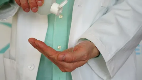 Sute de litri de dezinfectanți pentru mâini și suprafețe au fost retrași din spitale