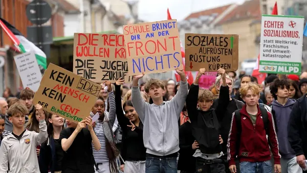 Proteste masive în Germania față de revenirea serviciului militar obligatoriu. Sunt pregătite sute de manifestații în toată țara