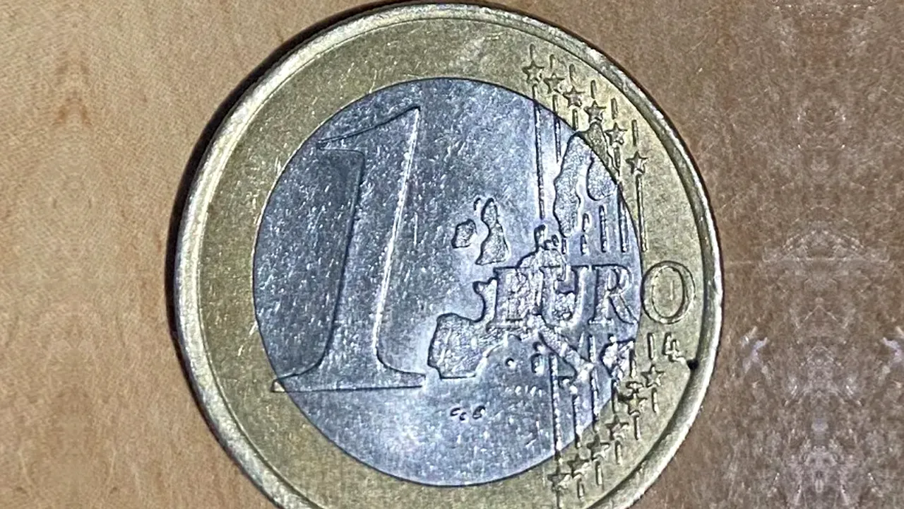 Români, aveți așa ceva acasă? Moneda de 1 euro din anul 2000, care se vinde acum cu 2.700 de lei