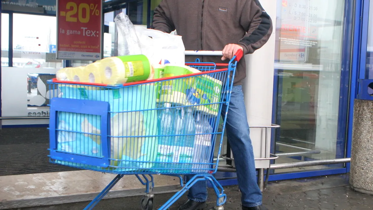 AJUTOR. Bătrânii din București pot suna angajații primăriei pentru a li se face cumpărăturile