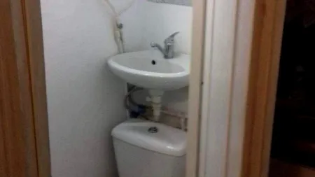 O garsonieră de 10 metri pătrați, cu chiuveta deasupra toaletei, în Târgu Mureş. Cât trebuie să plătească persoana care se va muta: ,,Este uscătorie transformată”