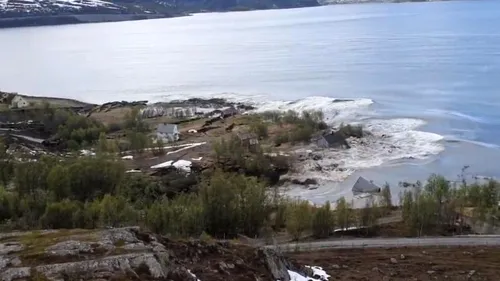 NORVEGIA. Case dintr-un sat, înghițite de mare după o alunecare de teren (VIDEO)