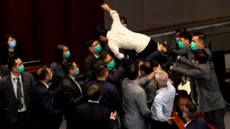 HONG KONG. Conflict violent, izbucnit în Parlamentul din Hong Kong, pe fondul unei legi care interzice imnul național