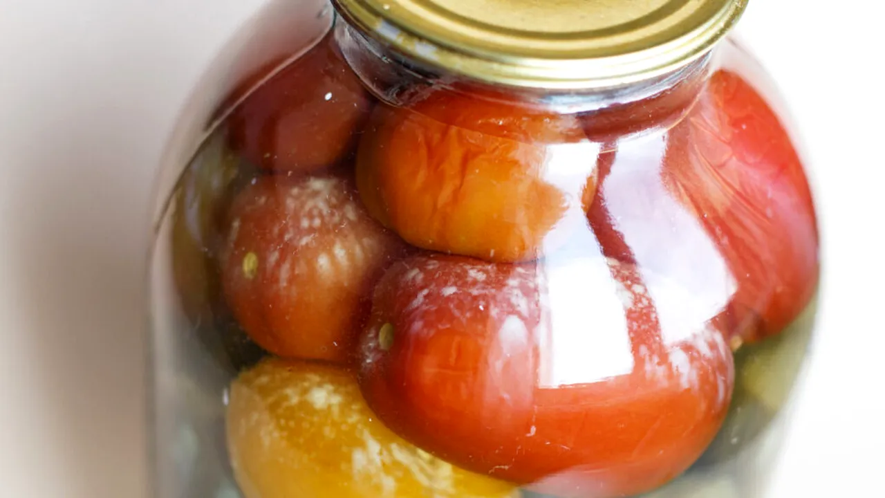 Rețetă de gogonele murate cu 9 ingrediente. Gospodinele trebuie să respecte 3 pași esențiali, pentru un gust autentic