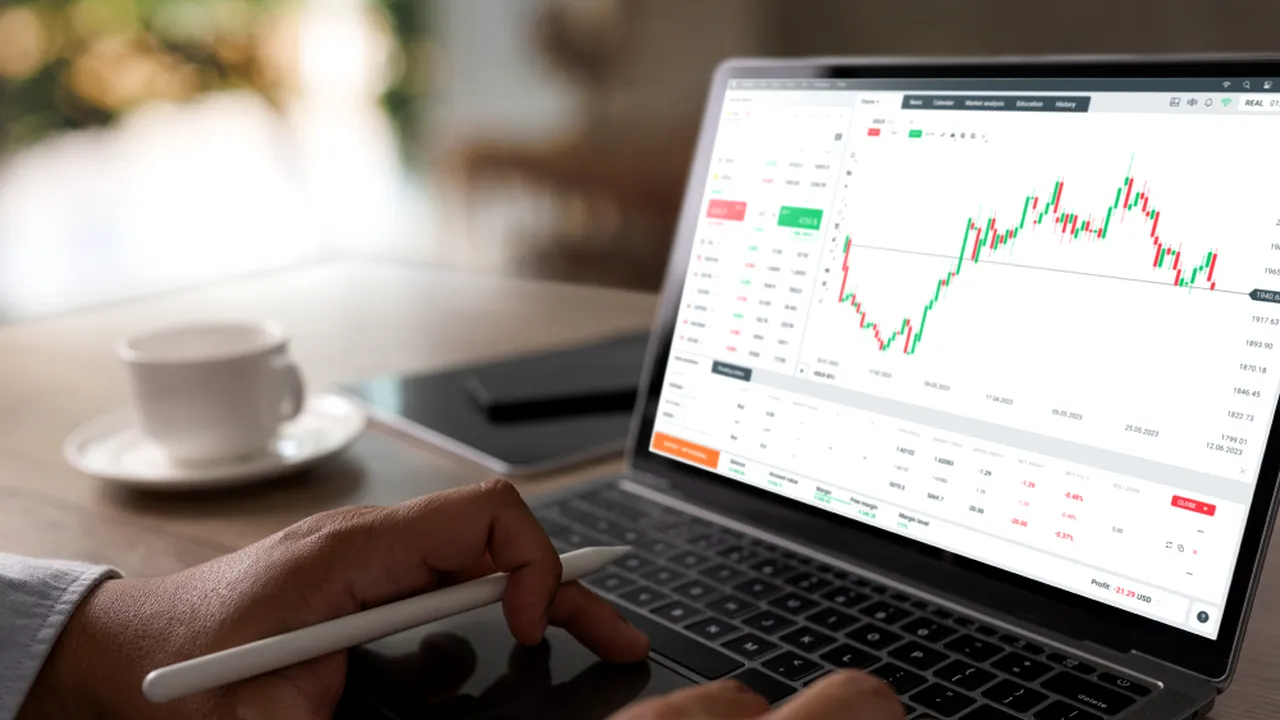 Analiză XTB: „Războiul” comercial al lui Donald Trump a dus la prăbușirea indicilor bursieri în „Ziua Eliberării