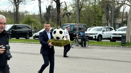 Ciprian Ciucu l-a omagiat pe Mircea Lucescu. Ce coroană specială a adus edilul la Arena Națională