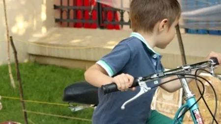 La prima vedere pare o imagine obișnuită. Nimeni nu își imaginează însă ce face cu picioarele acest băiețel. GALERIE FOTO