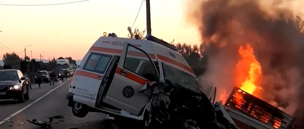 Accident înfiorător cu trei morți în județul Satu Mare. Un asistent medical a ars de viu într-o ambulanță
