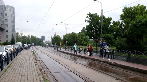 În așteptarea tramvaiului care nu mai vine. Nu toți călătorii au aflat că linia 1-10 din București a fost întreruptă la Apaca