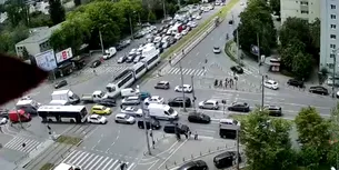 VIDEO | Un tramvai a intrat în mai multe mașini, la intersecţia Şos. Pantelimon cu Morarilor. Impactul a fost surprins de o cameră de supraveghere