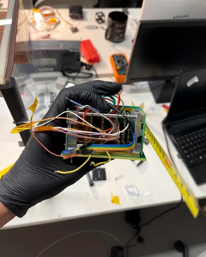 Al doilea satelit construit de elevi români va fi lansat în spațiu cu o rachetă a lui Elon Musk