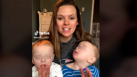 Gestul controversat al femeii din imagine. Ce le-a făcut gemenilor ei, pentru a-i putea distinge