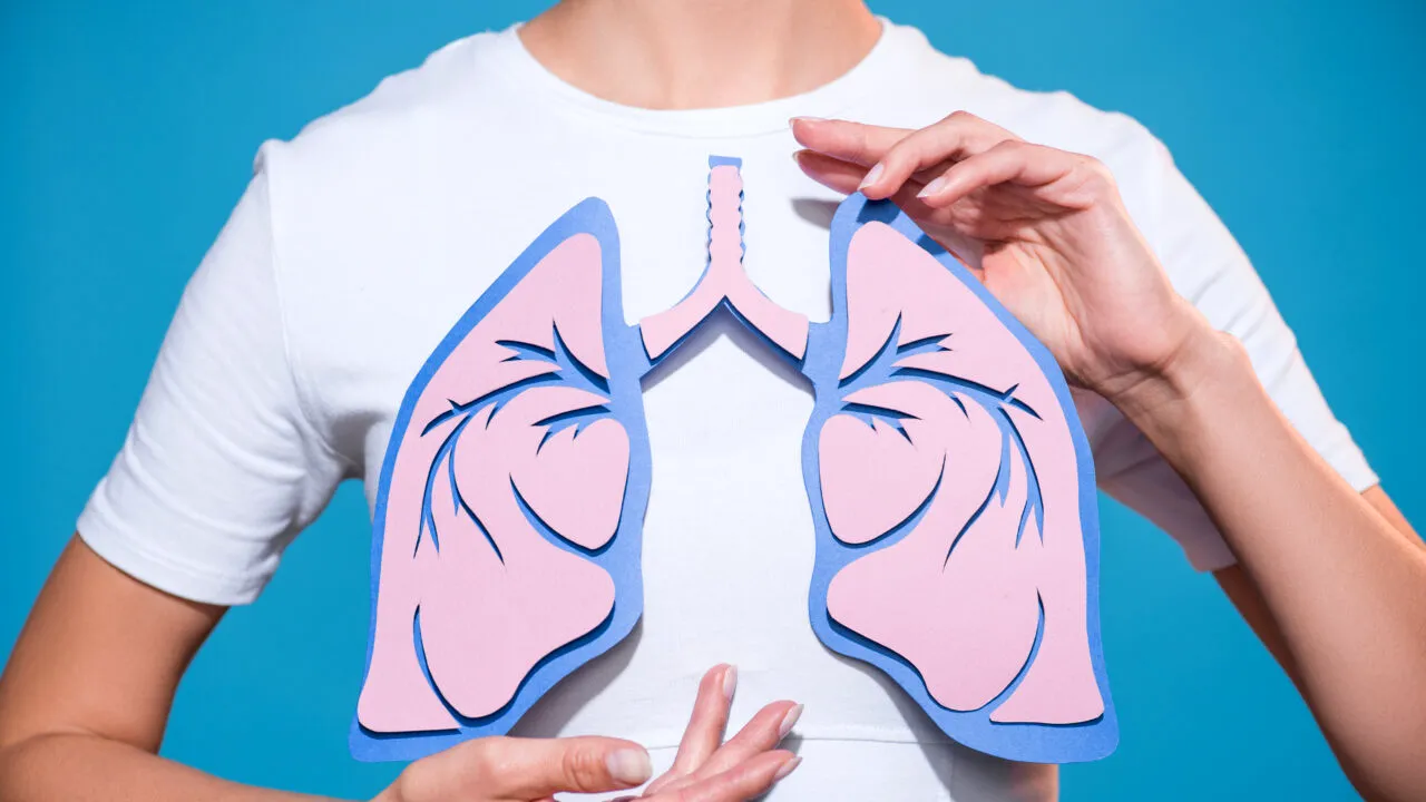 Numărul cazurilor de CANCER pulmonar sunt în creștere la persoanele nefumătoare. Care este principala cauză