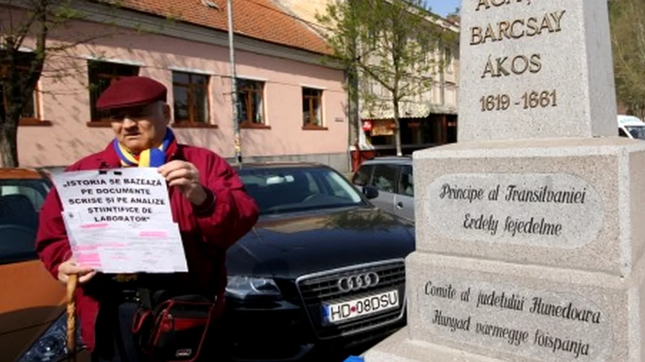 Un devean a obținut în instanță mutarea obeliscului unui posibil strămoș maghiar al Prințului Charles, amplasat în fața Prefecturii Hunedoara