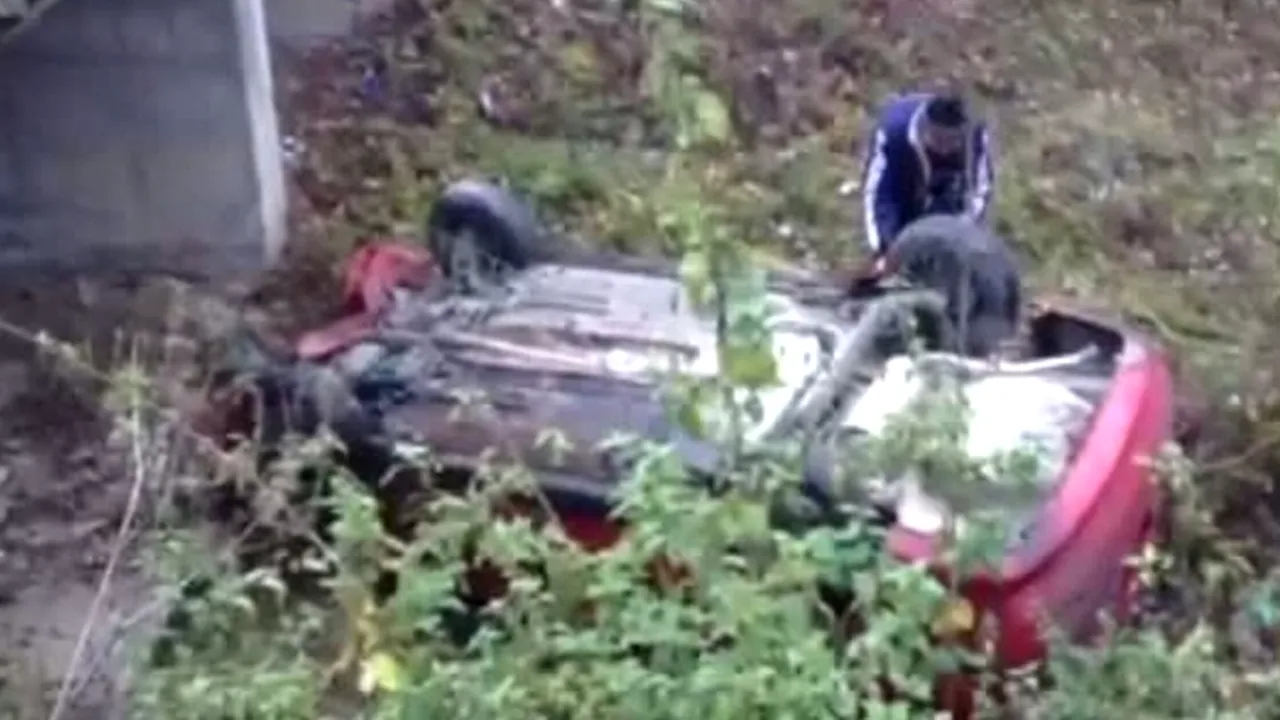 A căzut cu mașina într-o râpă, a zăcut inconștient trei ore, iar apoi a sunat la 112