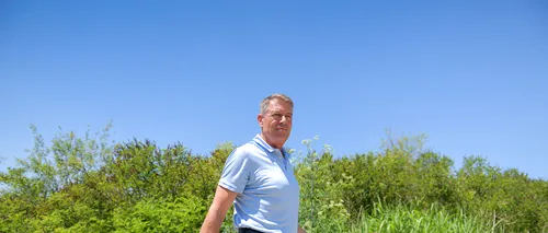Președintele Klaus Iohannis a strâns gunoaie de pe malul râului Argeș, la o acțiune „Let’s Do It, Romania!”: „Natura nu este groapă de gunoi” (FOTO-VIDEO)