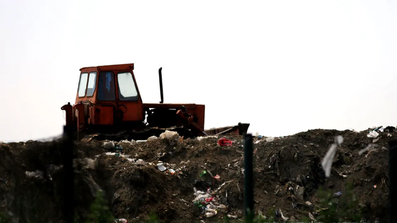 O fată de 16 ani a murit la o groapă de gunoi, strivită de o mașină de la salubrizare
