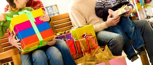 2 din 10 români fac datorii pentru a cumpăra cadouri de Crăciun. Cât de mulțumiți sunt cei care primesc cadourile