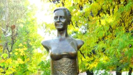 Priviți cu atenție această statuie amplasată la Târgu Jiu. De ce autoritățile locale au decis s-o dea jos DE URGENȚĂ 