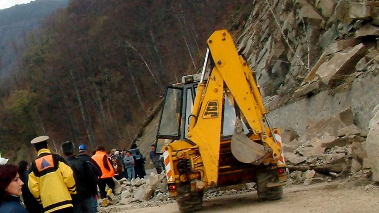 Traficul pe DN 57, blocat între Orșova și Moldova Nouă după ce pe șosea au căzut bucăți de stâncă