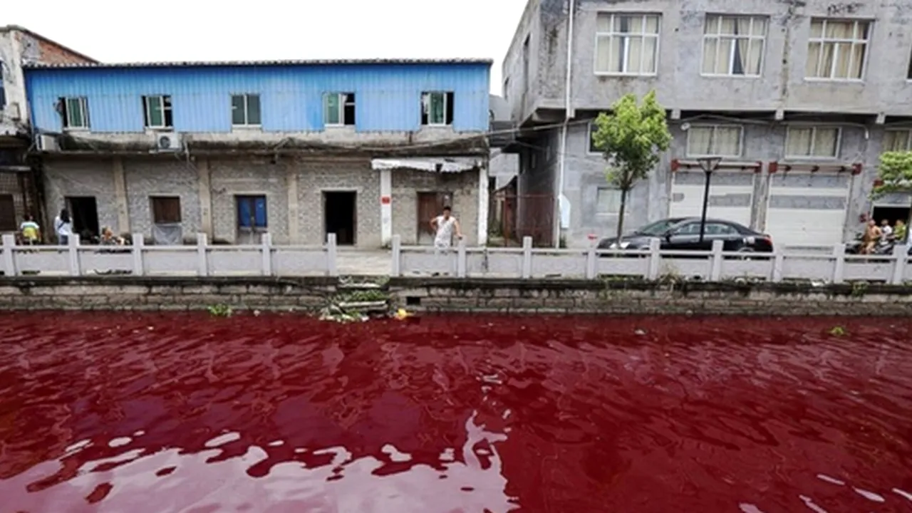 GALERIE FOTO. Un râu din China S-A ÎNROȘIT peste noapte. Care e explicația