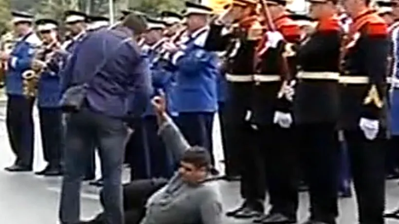 Protest la ziua pompierilor. Un angajat dat afară s-a întins pe jos în fața lui Ponta, Oprescu, Oprea și Raed Arafat. Foto în articol