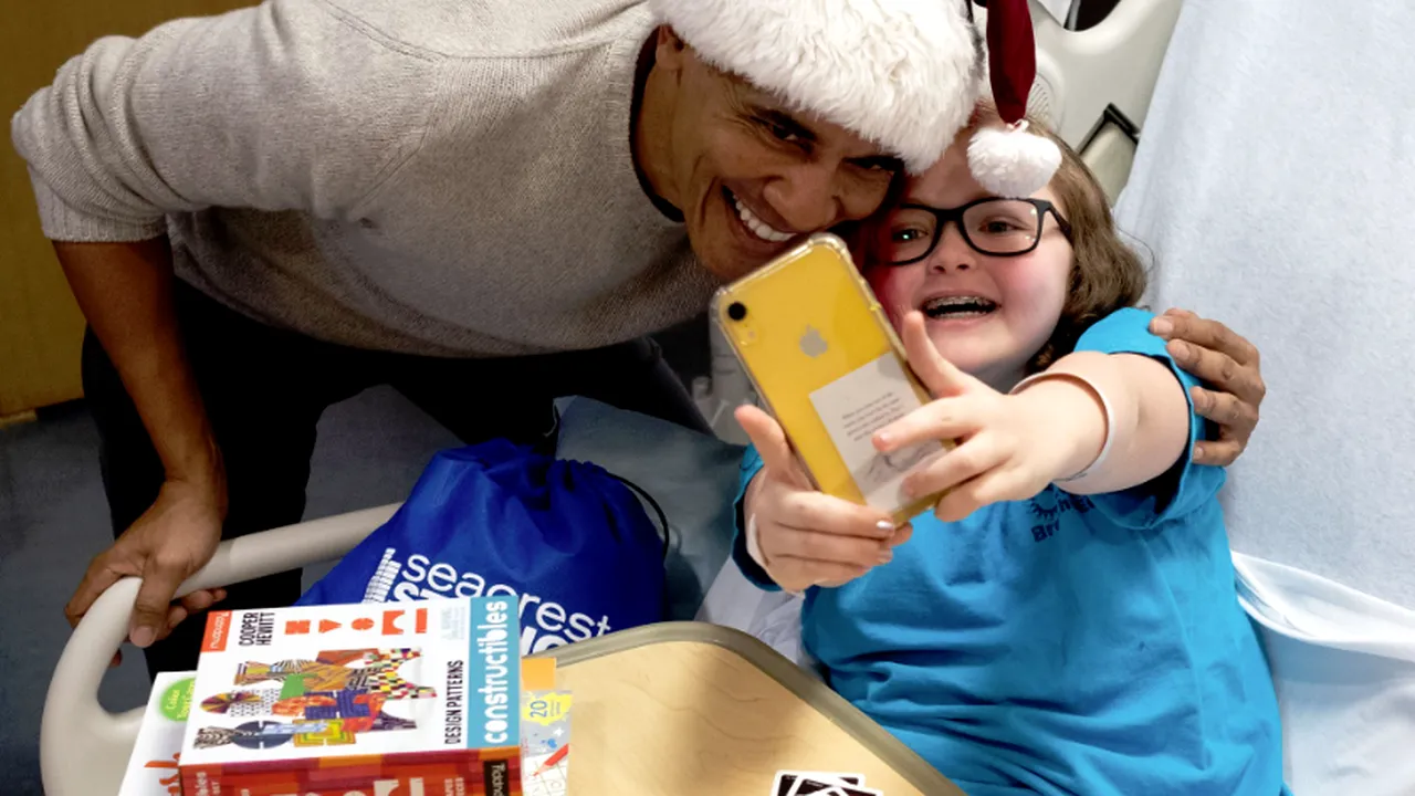 HO, HO, HO! Obama, în rol de MOȘ CRĂCIUN pentru copii bolnavi