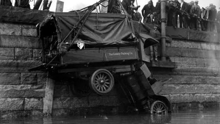 GALERIE FOTO. Accidente rutiere din epoca marelui boom auto