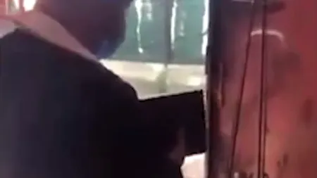 Cum a vrut să scape un pescar de ghinion: Preot, surprins în timp ce îi sfințește undițele - VIDEO