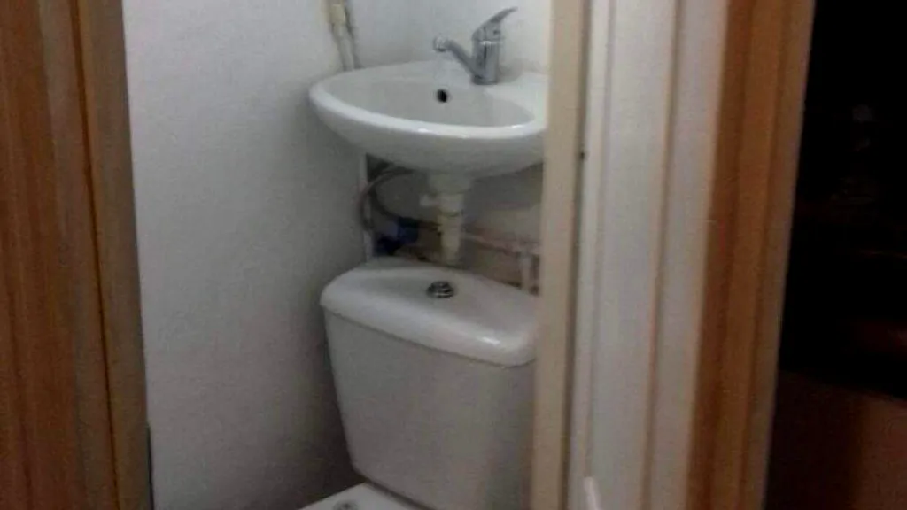 O garsonieră de 10 metri pătrați, cu chiuveta deasupra toaletei, în Târgu Mureş. Cât trebuie să plătească persoana care se va muta: ,,Este uscătorie transformată”