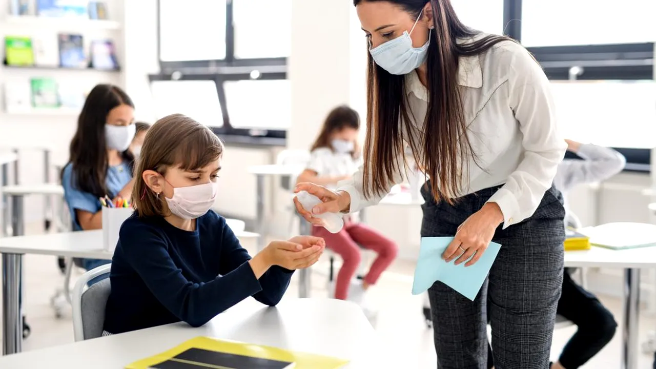 8 ȘTIRI DE LA ORA 8. Ministerul Educației și cel al Sănătății nu se înțeleg pe tema formularului pentru testare: Trebuie sau nu adus în prima zi de școală