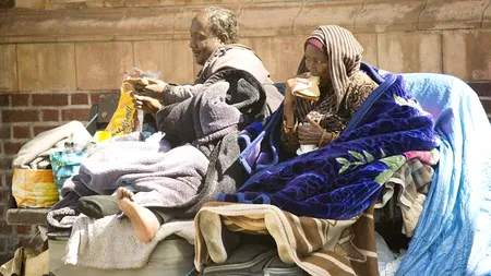 Au refuzat o locuință care costă 1.500 de dolari pe lună pentru a locui pe o bancă. Povestea familiei din Somalia care trăiește pe străzile Londrei