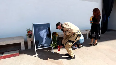 VIDEO| Un ultim omagiu la Teatrul Național, la despărțirea de Ion Caramitru: „Vocea lui mi s-a întipărit adânc în memorie”