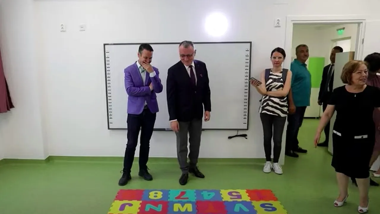 Cîmpeanu și Negoiță, primiți la o grădiniță cu mesajul 