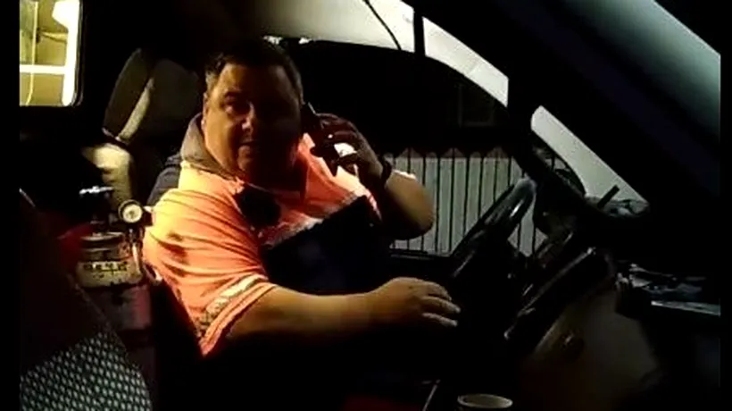 Un șofer de pe ambulanță îl scuipă și îl amenință pe un bărbat: „Ia-l de aici că ți-l omor / „Hai, nu vrei să mă calci? - VIDEO