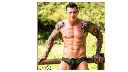 Deși e heterosexual, un fost soldat joacă în filme porno cu gay. Suma fabuloasă pe care o câștigă pe zi