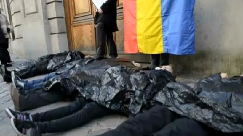VIDEO. Protest inedit al românilor la Paris. Mesajul lor, 24 de ani, degeaba