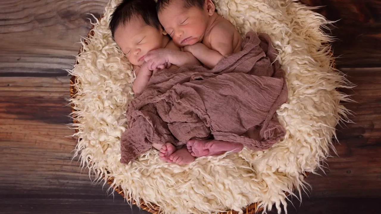 MEMORABIL | O româncă infectată cu noul COVID-19, care a născut în Londra, și-a botezat gemenii Corona și Virus!