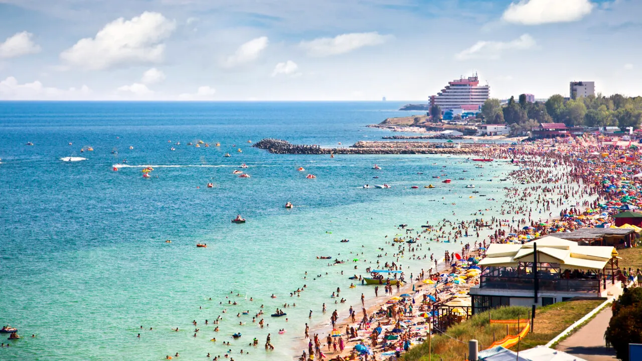Orașul european în care fumatul va fi interzis pe toate plajele. Este o destinație preferată de mulți români